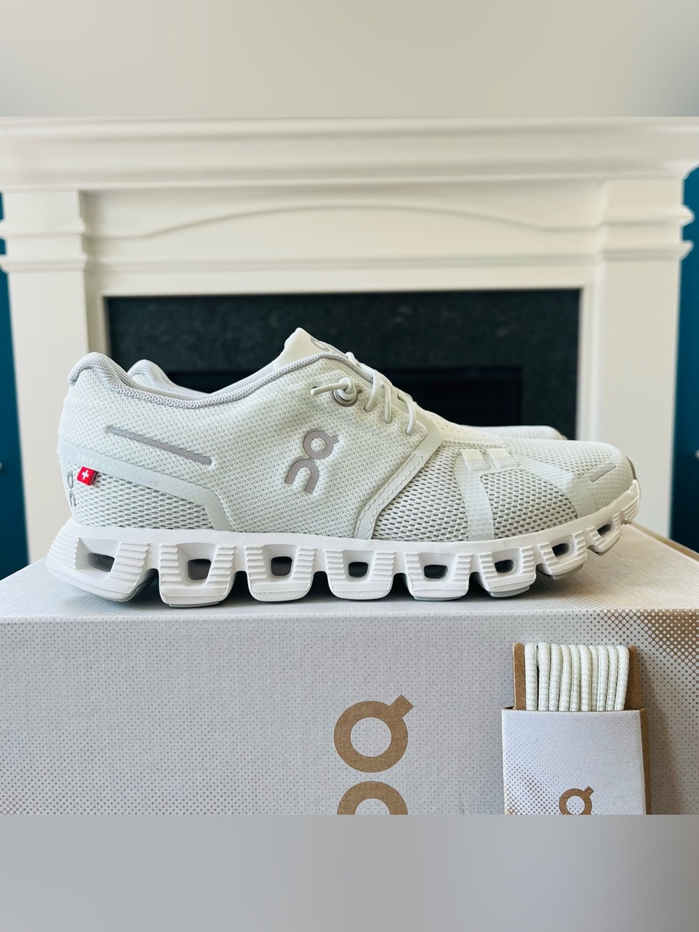 Sz 5 On Cloud 5 Women's Sneakers Trainers Shoes Ice/White (Kids 3.5) 59.98774 - Picture 1 of 7